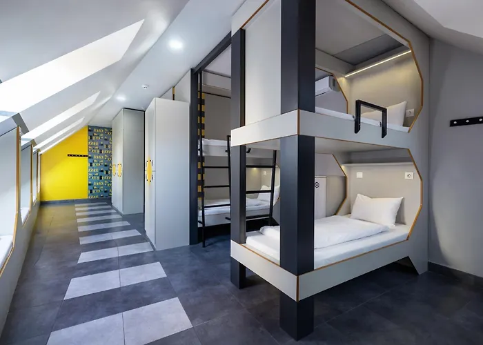 Hive Party BudapestHostal