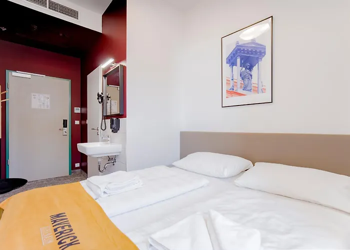 Maverick AthenaeumHostal